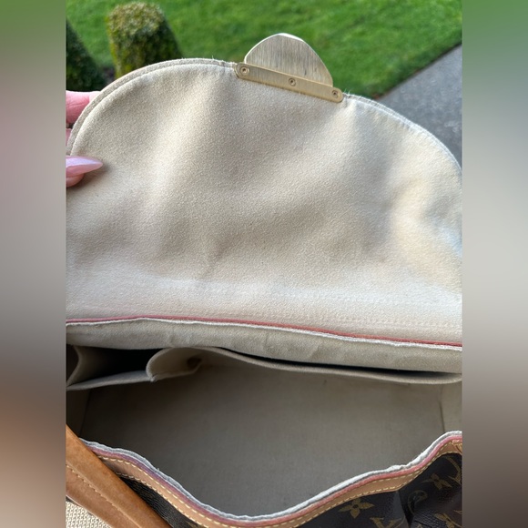 Louis Vuitton Beverly Handbag - Picture 14 of 16